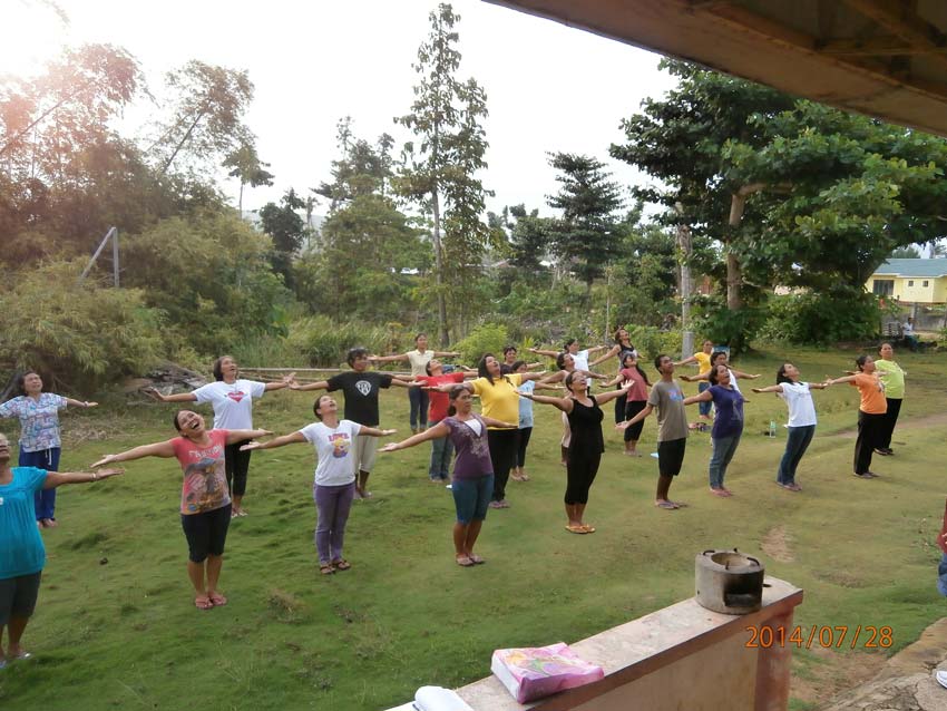 White Crane Spreads Wings and Flies is a movement from Xing Shen Zhuang Fa. As you can see from the faces of the women, they showed a sense of liberation and flight. It was the conclusion of the seminar in Homonhon Island. 