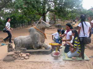 Angkor Thom Bull and devotees