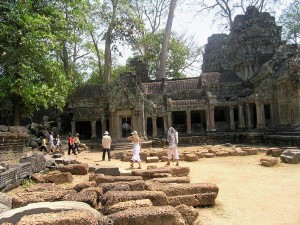 Angkor-Wat.-ruins-and-touri