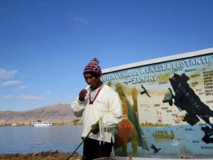 Peru-Lake-Titicaca-Guide-eating-reed_totora