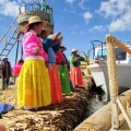 Peru-Lake-Titicaca-Women-singing-row,-row,-row-yur-boat-___