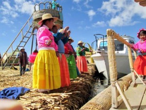 Peru-Lake-Titicaca-Women-singing-row,-row,-row-yur-boat-___