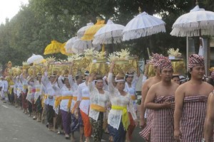 Bali-2014-Procession-for-the-Goddess___
