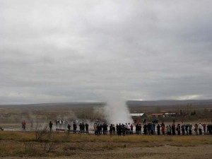 Iceland-Geysir-with-people